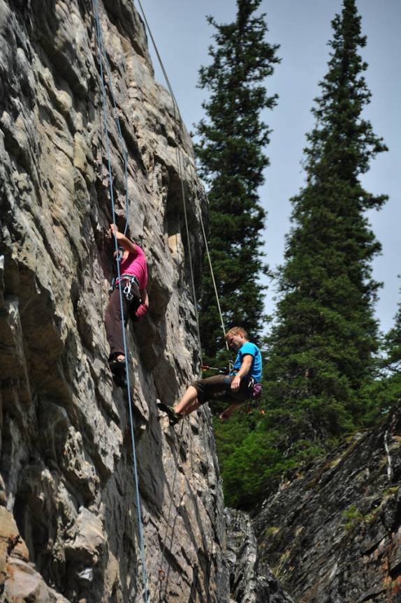 Aula de escalada em rocha, ao lado do Lake Louise, em Alberta, no Canadá